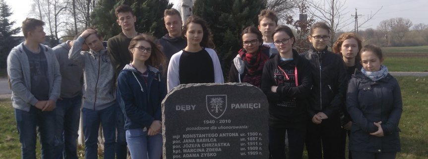 11 kwietnia 2018 roku, uczniowie kl. III Gim. odwiedzili Dęby Katyńskie w Kurdwanowie i odbyli lekcję muzealną na temat I wojny światowej w Muzeum Ziemi Sochaczewskiej.
