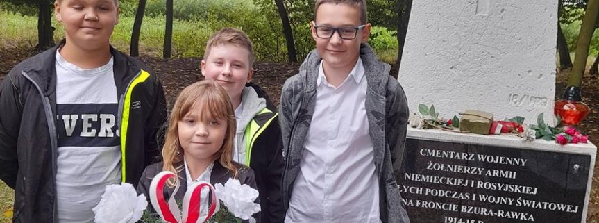 Złożenie kwiatów na cmentarzu w Borzymówce