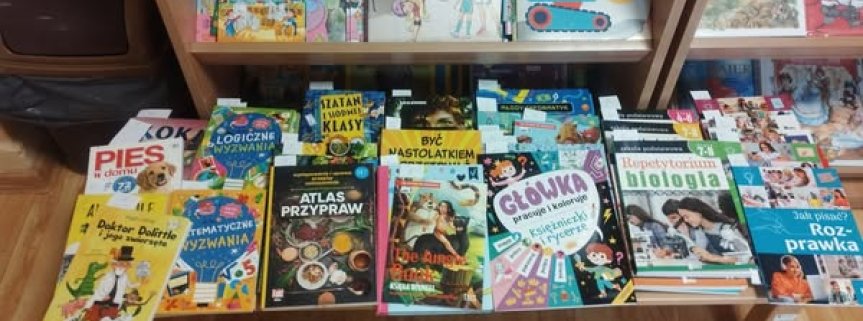 Kiermasz książek w szkolnej bibliotece.