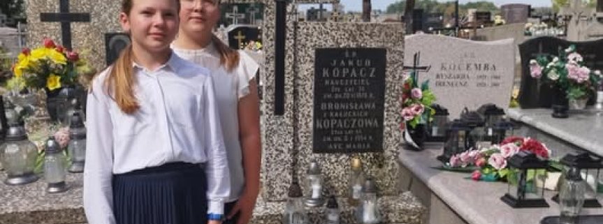 Złożenie kwiatów na grobie patrona.