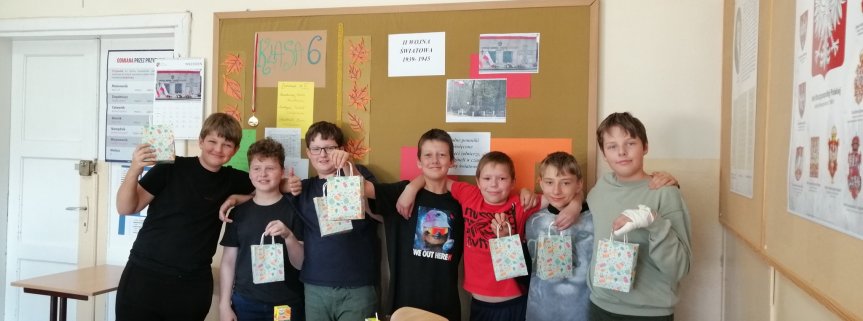 Klasa 6 obchodziła na godzinie wychowawczej Dzień Chłopaka.