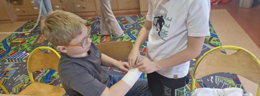 Klasa II uczyła się udzielać pierwszej pomocy.